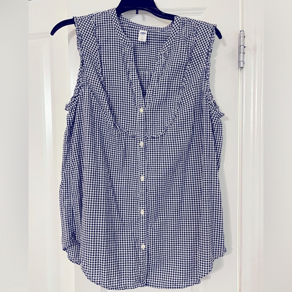 Old Navy Size L sleeveless button down top